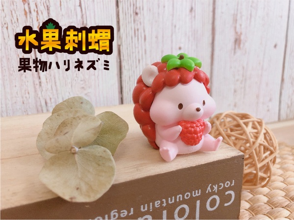 眼前的水果不是水果！超可愛的刺蝟偽裝成水果，圓鼓鼓的臉頰讓人超想偷捏