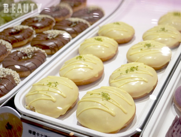 甜甜圈也能加芋泥!Krispy Kreme推出芋泥紫薯甜甜圈,加碼超夯的檸檬糖霜甜甜圈回歸囉