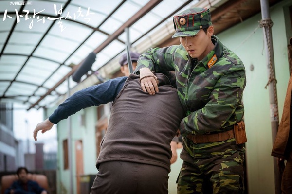 玄彬帥炸打戲回顧！《愛的迫降》一個打20個，《阿爾罕》玄彬舉個槍，賀爾蒙快溢出螢幕