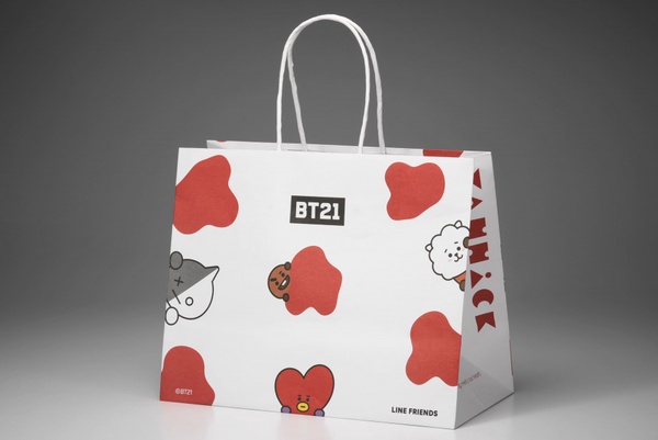 阿米們注意！亞尼克聯手宇宙明星BT21 推「草莓多多生乳捲」，根本像在喝草莓多多！