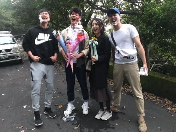 《想見你》子維&雨萱終於聽了伍佰演唱會！彩蛋PK&重返唱片行，是售後服務最好的劇組！