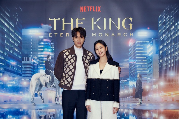 《The King永遠的君主》最帥皇帝李敏鎬來啦！李敏鎬抗議金高銀：「她都不叫我歐爸～」