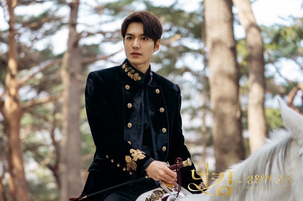 《The King永遠的君主》最帥皇帝李敏鎬來啦！李敏鎬抗議金高銀：「她都不叫我歐爸～」