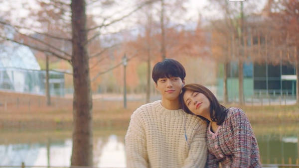 《快過來》金明洙&辛睿恩「屋頂Kiss」絕美！偷拍背影、公園約會，每個「今天」都甜～