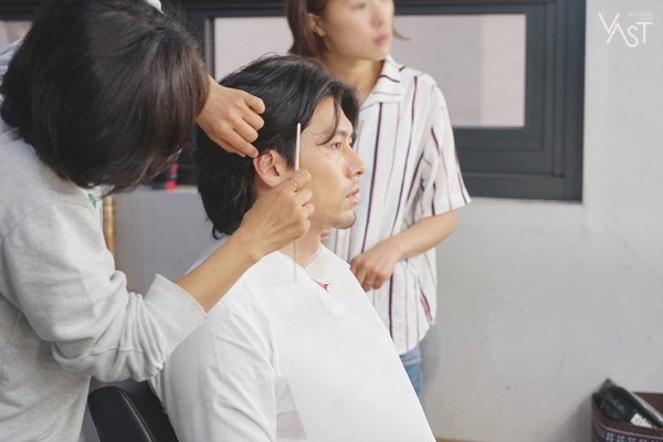 玄彬的工作人員好幸福！被玄彬餵食、用超電眼神凝視，化妝師：「我從沒想過要辭職」