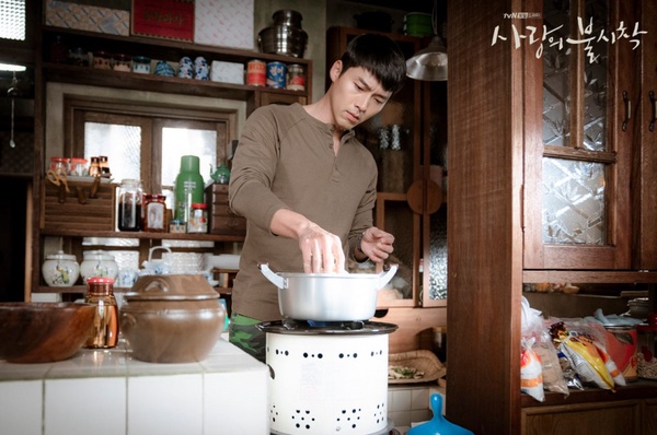 《愛的迫降》正赫戀愛中的小動作超多！喜歡拉手手、幫忙擦淚，正赫還是「頭髮控」？