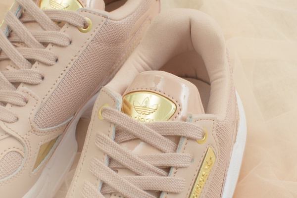 2020「裸粉金」球鞋特搜！FILA 老爹鞋、adidas Originals FALCON，顯白又心機增高！
