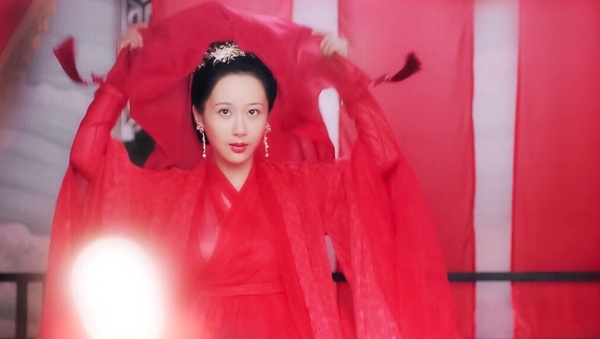 《親愛的,熱愛的》楊紫&李現拍婚紗!楊紫9個「陸劇嫁衣造型」,第八個是最驚悚黑歷史