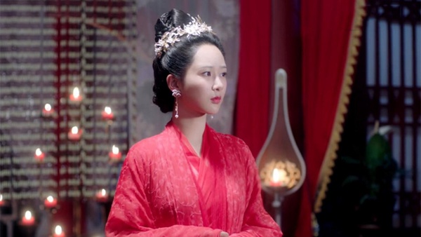 《親愛的,熱愛的》楊紫&李現拍婚紗!楊紫9個「陸劇嫁衣造型」,第八個是最驚悚黑歷史