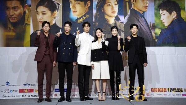 《The King永遠的君主》主演5人一字排開超養眼!李敏鎬畫報C位帥翻,全劇組都高顏值!