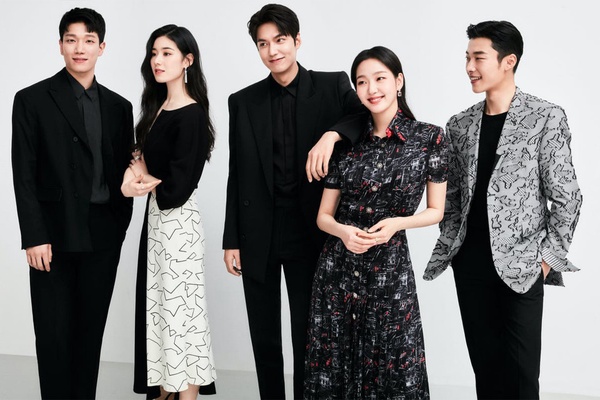 《The King永遠的君主》主演5人一字排開超養眼!李敏鎬畫報C位帥翻,全劇組都高顏值!