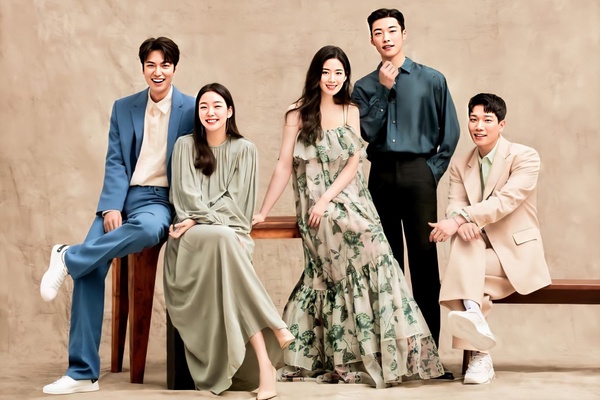 《The King永遠的君主》主演5人一字排開超養眼!李敏鎬畫報C位帥翻,全劇組都高顏值!