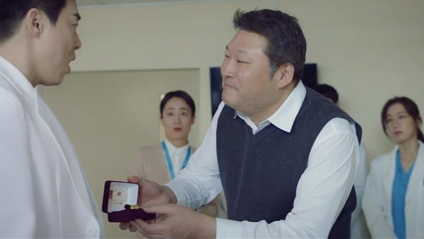 《機智醫生生活》阿澤爸&善宇媽爆笑出場！不只《請回答》客串，加碼世理二哥&隱藏人物
