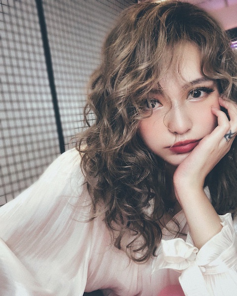 周揚青成新一代時髦髮型範本！本季流行捲度推薦，韓素希、LISA爆熱門，孫藝珍是經典