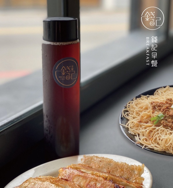 花蓮「錢記早餐」重新開幕！睽違兩年多，超美的木質色新店面，經典鍋貼＆炒麵這天開賣