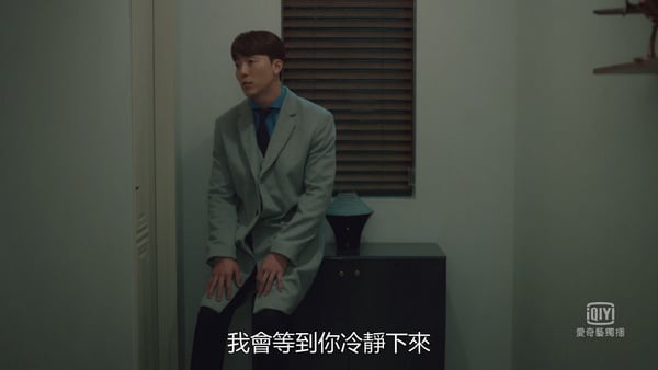 《夫婦的世界》金醫生到底是好是壞？曾勸善雨減少工作，暗處觀察表情微妙，都是陰謀？