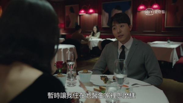 《夫婦的世界》金醫生到底是好是壞？曾勸善雨減少工作，暗處觀察表情微妙，都是陰謀？