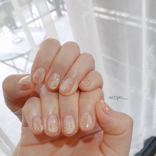 韓妞爆款美甲圖鑑！「水光暈染」美甲引風潮，玫瑰暈染、冷淡風，這款顯皮膚白！