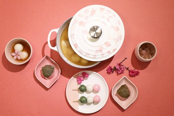 廚具界Hermes！Le Creuset 推櫻花限定版，櫻雪花瓣鑄鐵鍋、櫻花粉餐盤，粉紅控必收！