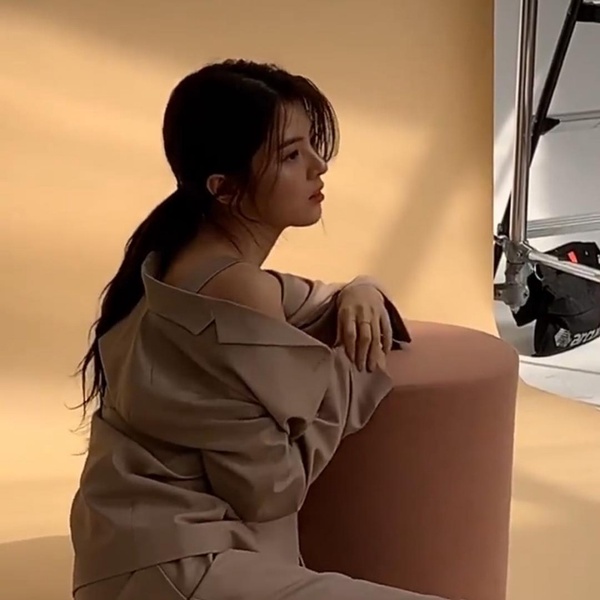 韓素希馬尾照初戀感爆棚！女星馬尾範本，LISA、IU、朴敏英引潮流，加碼顯嫩馬尾綁法！