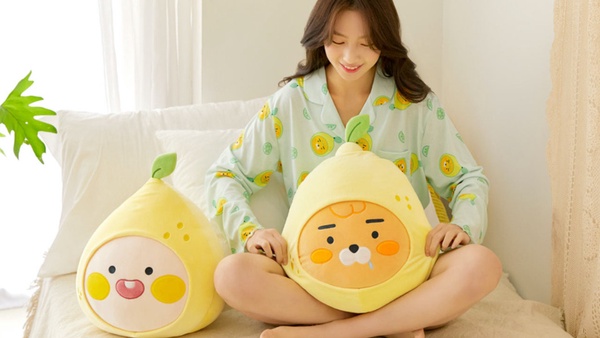 KAKAO FRIENDS夏日系列清爽登場!檸檬大頭的萊恩抱枕超可愛,還有成套居家服必收~