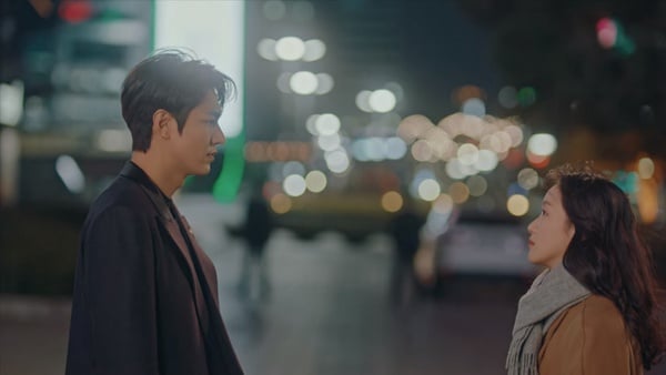 《永遠的君主》李敏鎬&金高銀進度超展開!李敏鎬深情一吻,還問:「釦子要開幾顆?」