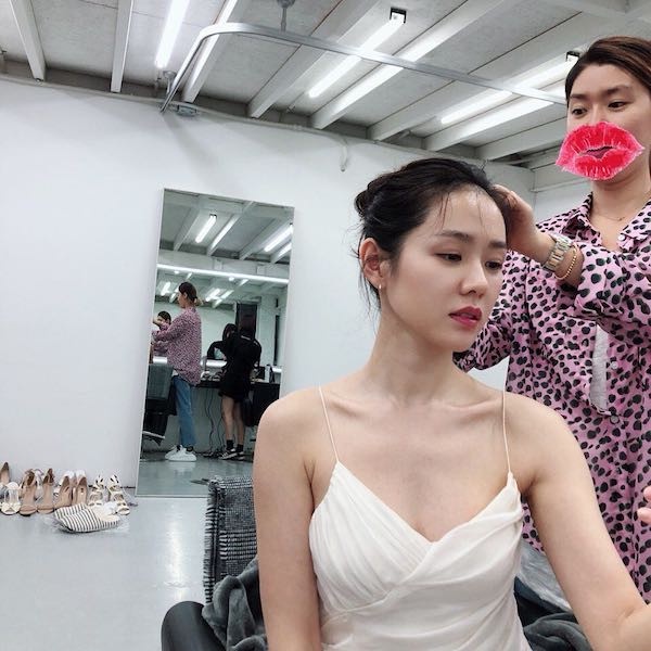 韓素希性感美胸超誘人！美胸女神孫藝珍、韓素希公開身材管理技巧，加碼空杯變滿杯秘訣