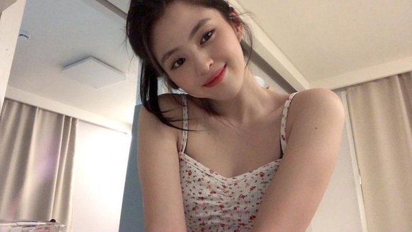 韓素希性感美胸超誘人！美胸女神孫藝珍、韓素希公開身材管理技巧，加碼空杯變滿杯秘訣