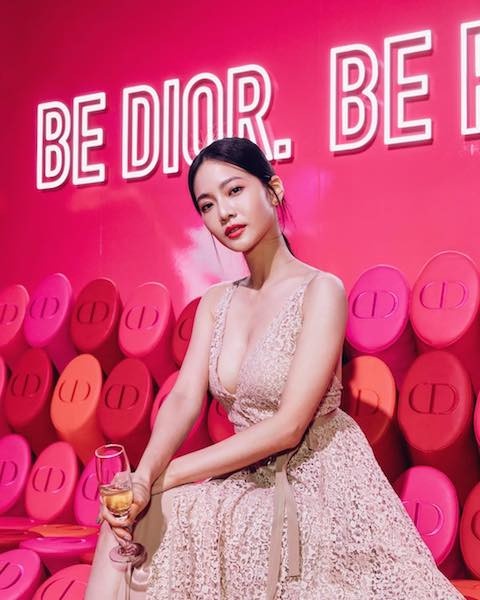 韓素希性感美胸超誘人！美胸女神孫藝珍、韓素希公開身材管理技巧，加碼空杯變滿杯秘訣