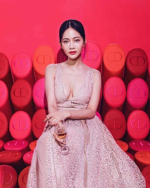 韓素希性感美胸超誘人！美胸女神孫藝珍、韓素希公開身材管理技巧，加碼空杯變滿杯秘訣