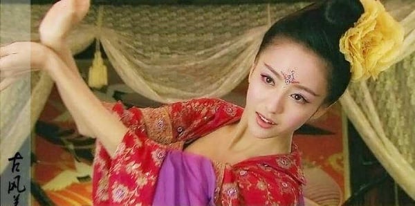 《清平樂》「珍珠落淚妝」超美！古裝劇10款「珍珠落淚妝」，楊冪《仙劍三》超經典