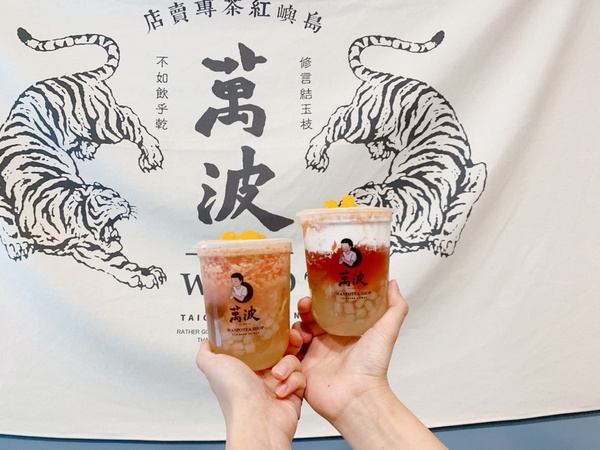萬波全新飲品「金桃甘露」，粉色少女漸層手搖飲，IG打卡拍好拍滿！