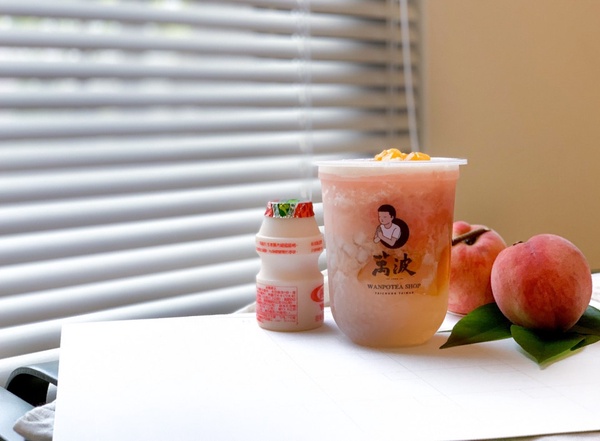 萬波全新飲品「金桃甘露」，粉色少女漸層手搖飲，IG打卡拍好拍滿！