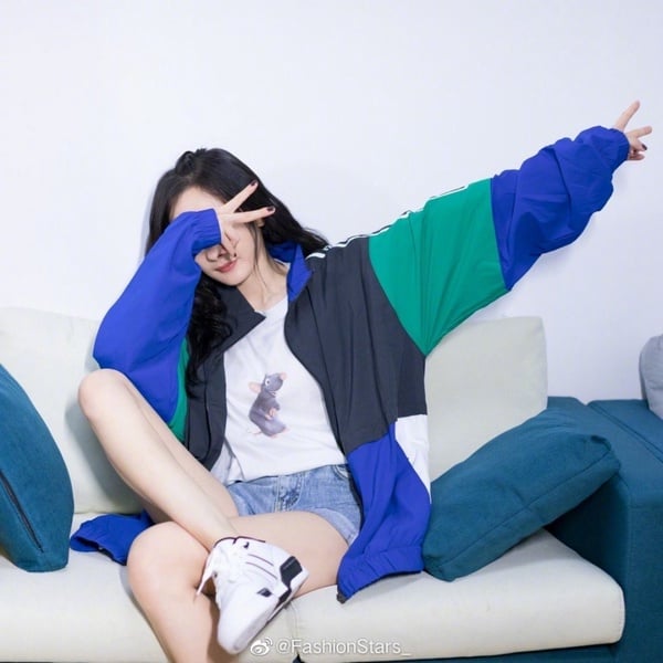 白T穿搭超時髦！女星白T穿搭6技巧，周揚青穿搭時髦精，韓素希、LISA穿搭技巧顯瘦！