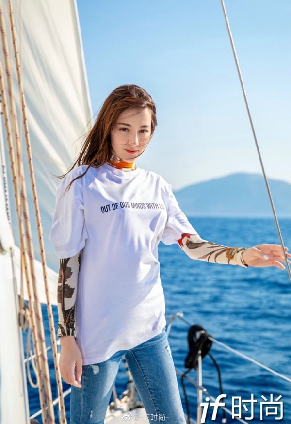 白T穿搭超時髦！女星白T穿搭6技巧，周揚青穿搭時髦精，韓素希、LISA穿搭技巧顯瘦！