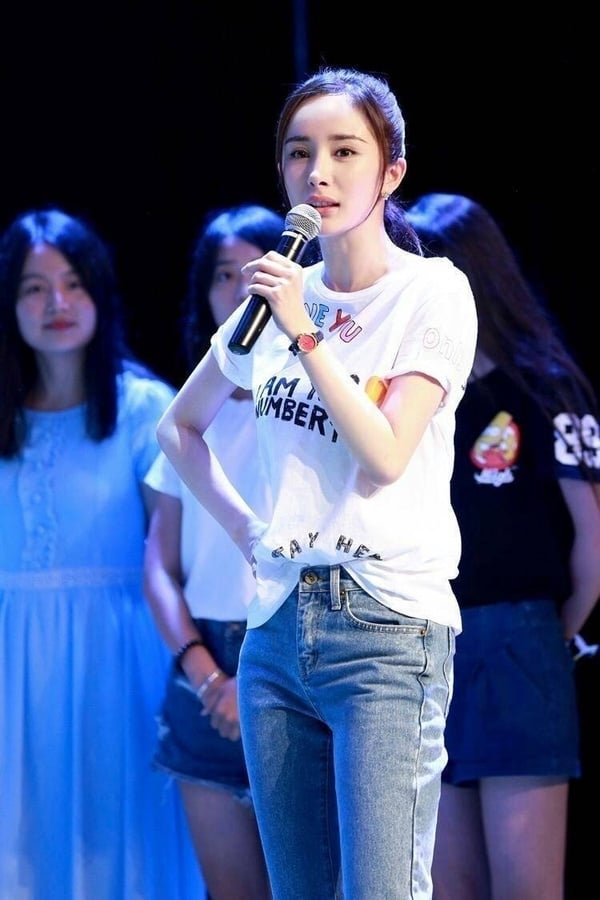 白T穿搭超時髦！女星白T穿搭6技巧，周揚青穿搭時髦精，韓素希、LISA穿搭技巧顯瘦！