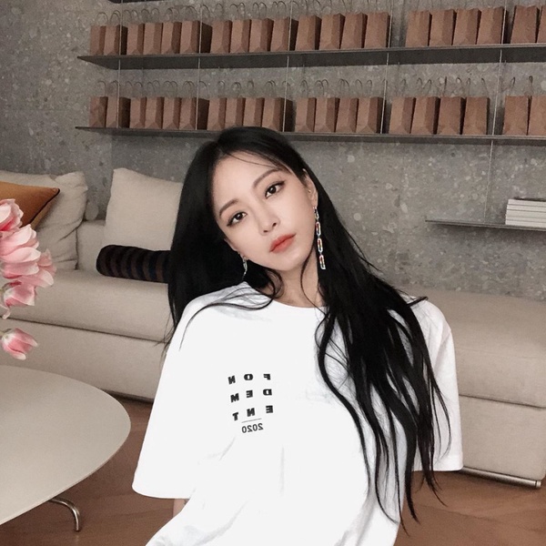 白T穿搭超時髦！女星白T穿搭6技巧，周揚青穿搭時髦精，韓素希、LISA穿搭技巧顯瘦！