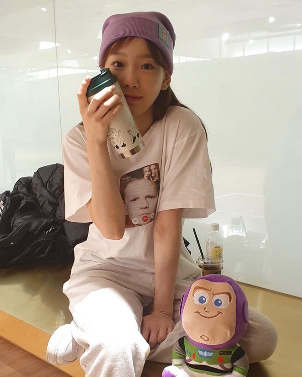 白T穿搭超時髦！女星白T穿搭6技巧，周揚青穿搭時髦精，韓素希、LISA穿搭技巧顯瘦！