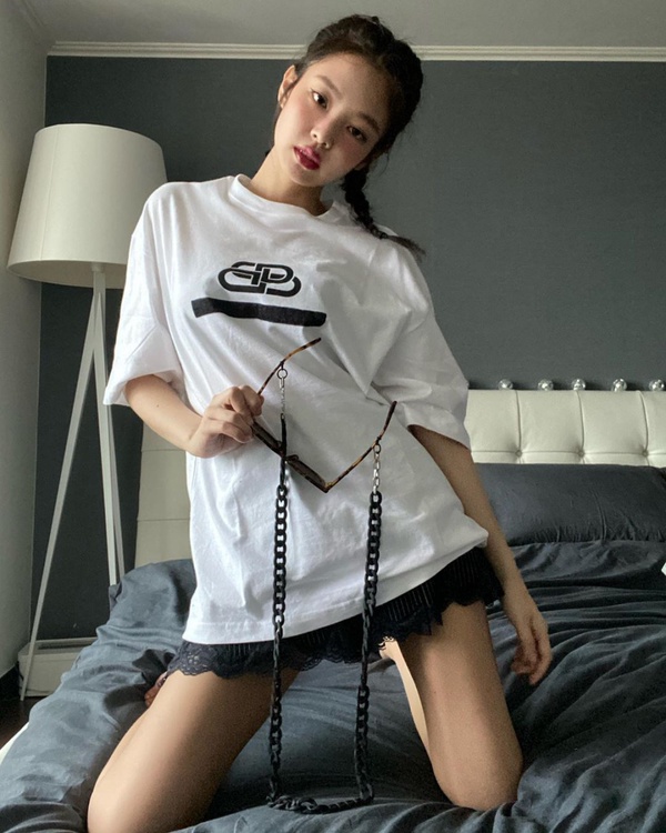 白T穿搭超時髦！女星白T穿搭6技巧，周揚青穿搭時髦精，韓素希、LISA穿搭技巧顯瘦！