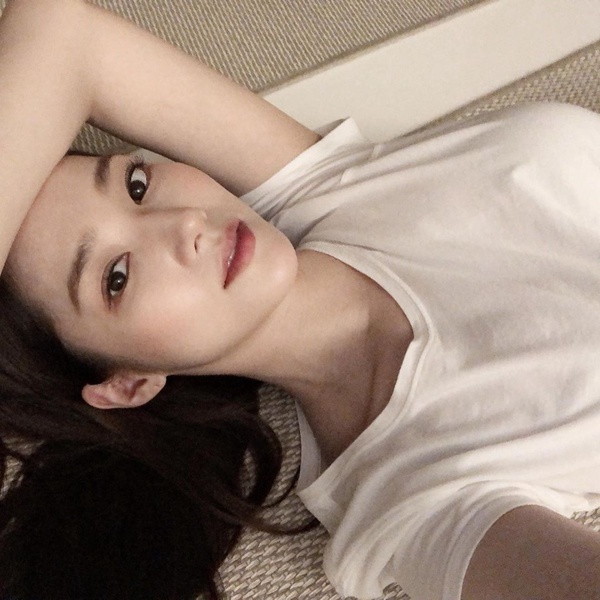 白T穿搭超時髦！女星白T穿搭6技巧，周揚青穿搭時髦精，韓素希、LISA穿搭技巧顯瘦！