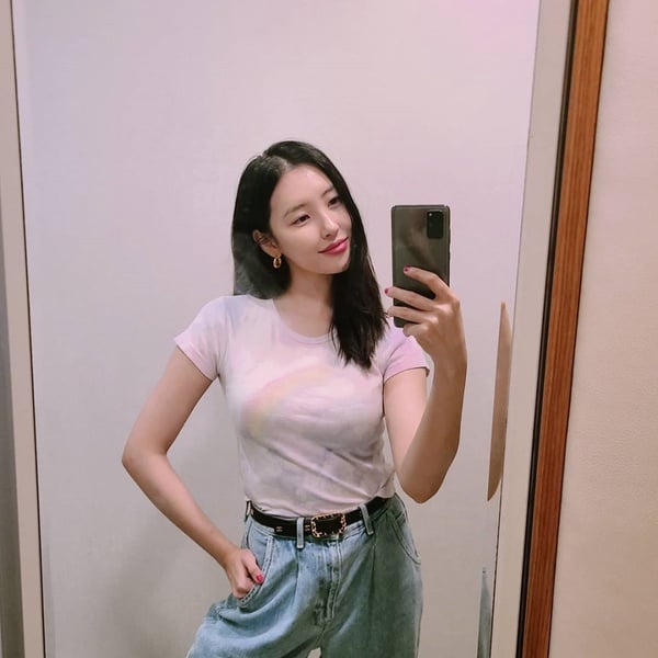 白T穿搭超時髦！女星白T穿搭6技巧，周揚青穿搭時髦精，韓素希、LISA穿搭技巧顯瘦！