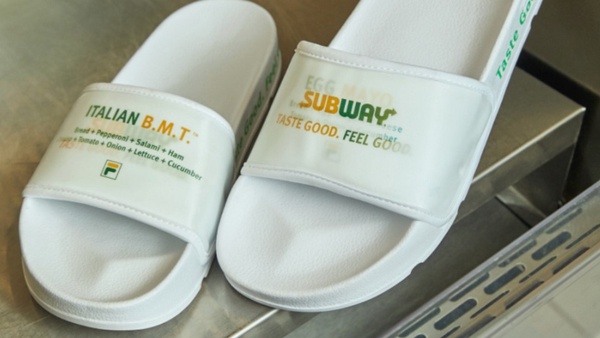 韓國 FILA x SUBWAY 超狂聯名上市！把SUBWAY穿在腳上也清爽，還把紙袋變成手提包～