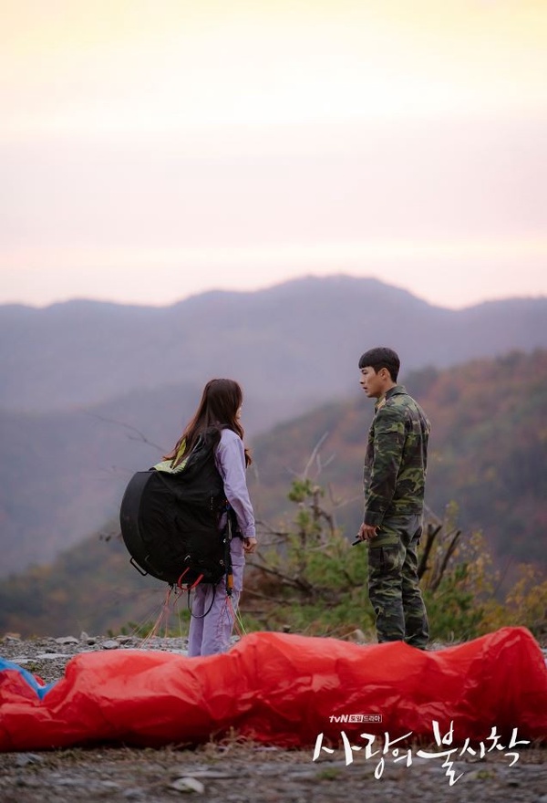 《愛的迫降》紅到西方！Netflix美國播放量第6，外媒評為「必看影集」，正赫魅力無敵！
