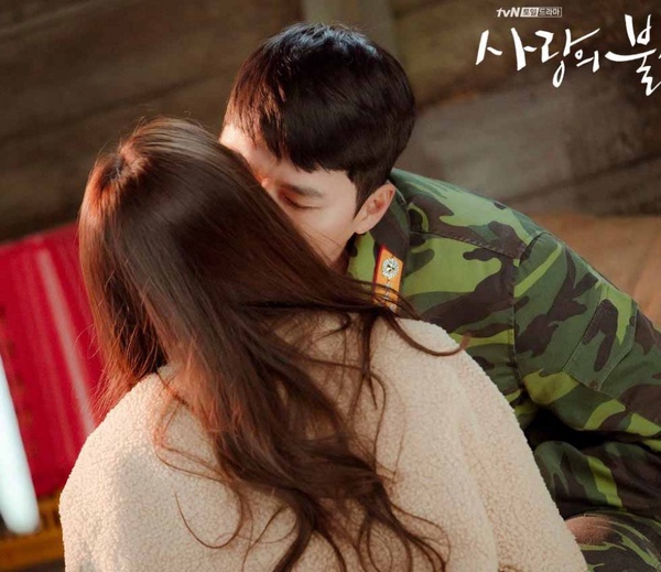 《愛的迫降》紅到西方！Netflix美國播放量第6，外媒評為「必看影集」，正赫魅力無敵！
