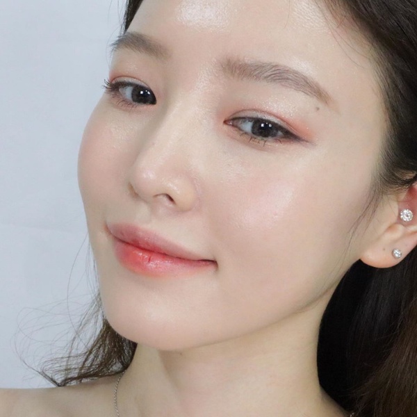 彩妝師分享「抗汗底妝」步驟！口罩妝必學定妝噴霧夾心技巧，出汗出油也不脫妝、0沾粉