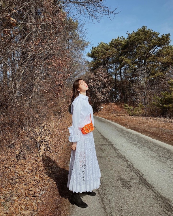 韓素希、李聖經都在揹！2020必備夢幻包款Valentino SuperVee，奢華大V金扣超搶眼