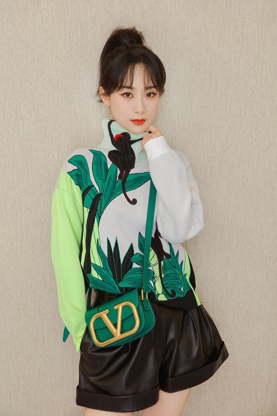 韓素希、李聖經都在揹！2020必備夢幻包款Valentino SuperVee，奢華大V金扣超搶眼