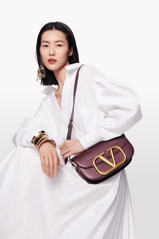 韓素希、李聖經都在揹！2020必備夢幻包款Valentino SuperVee，奢華大V金扣超搶眼