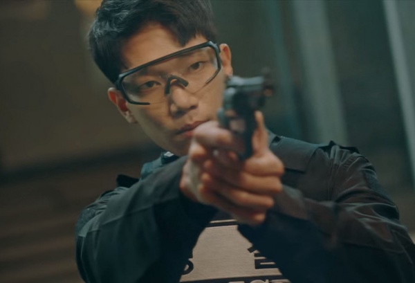 《永遠的君主》李敏鎬黑衣人路透曝光?網狂猜黑衣人身分,穿越還藏「莫比烏斯環」概念