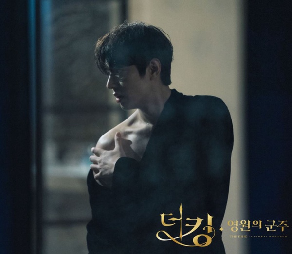 《永遠的君主》李敏鎬黑衣人路透曝光？網狂猜黑衣人身分，穿越還藏「莫比烏斯環」概念